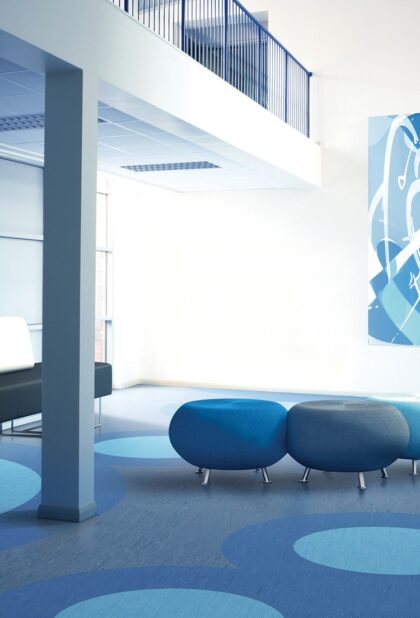 2000 PUR homogeneous vinyl flooring with circular inlay detail in a blue breakout seating area