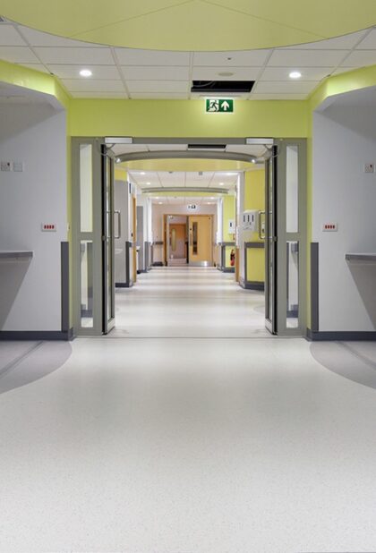 Pearlazzo PUR homogeneous vinyl flooring in a pale grey hospital corridor