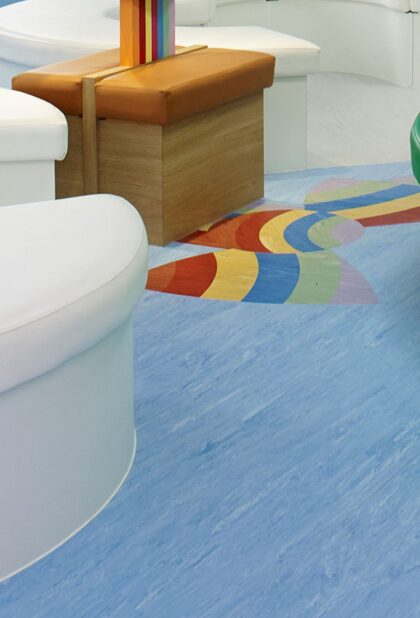 XL PU homogeneous vinyl flooring in blue with a multicoloured inlay in a waiting area